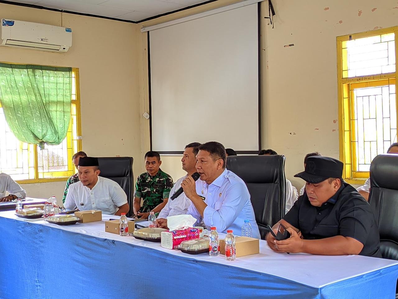 Rapat evaluasi Pemprov Banten dan Pemkab Serang bersama unsur masyarakat dan pengusaha di Kecamatan Bojonegara pada Rabu, 26 November 2025 (Bantentv.com/ Riki)