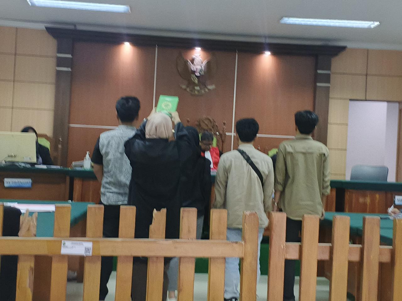 Sidang lanjutan perkara pengeroyokan terhadap pegawai KLH dan jurnalis kembali di Pengadilan Negeri Serang pada Kamis, 27 November 2025 (Bantentv.com/Imron)