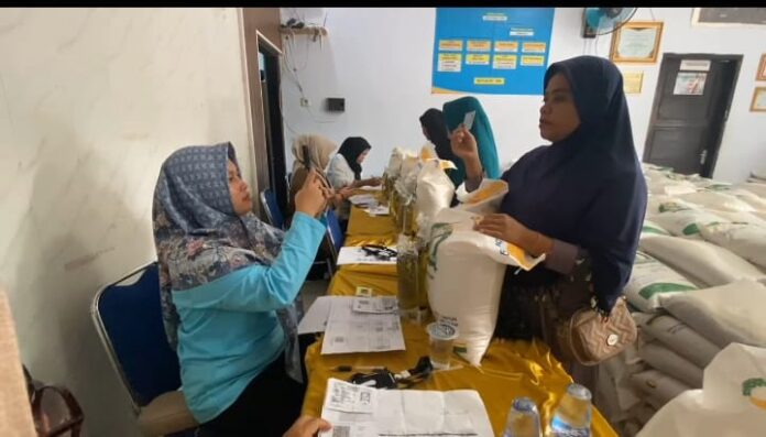 Ratusan warga dari berbagai kampung di Desa Sukarendah, Kecamatan Warunggunung, Kabupaten Lebak menerima bantuan pangan (Bantentv.com/ Nano)