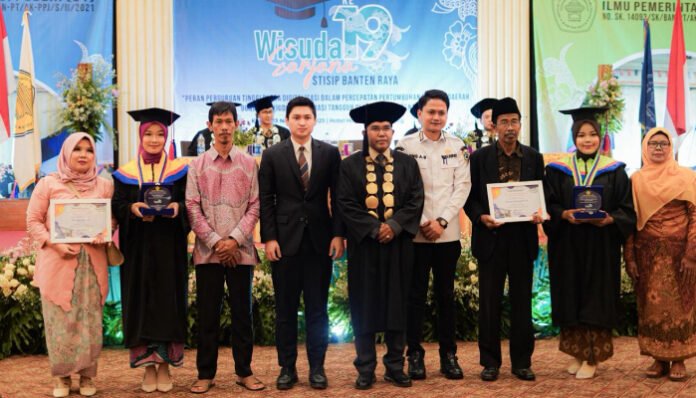 Wakil Bupati Pandeglang Iing Andri Supriadi (keempat dari kanan) bersama civitas akademika dan wisudawan terbaik dalam acara Wisuda ke-XIX Sekolah Tinggi Ilmu Sosial dan Ilmu Politik (STISIP) Banten Raya, di Pandeglang, Kamis (13/11/2025).