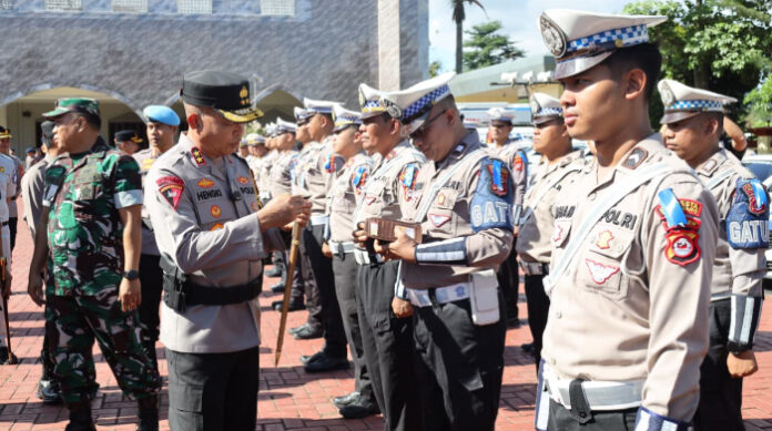 Kapolda Banten Irjen Pol Hengki sedang melakukan pengecekan terhadap kesiapan personel, dalam Apel Operasi Zebra Maung 2025, di Mapolda Banten, Senin, 17 November 2025.
