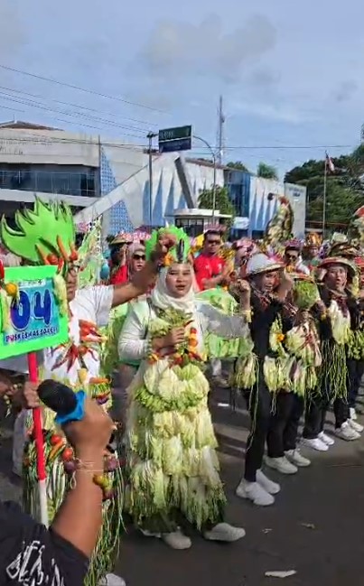 Ribuan peserta parade busana buah dan sayuran tampil meriahkan puncak HKN ke -61 di Alun-alun Pandeglang (Bantentv.com/ Rangga)