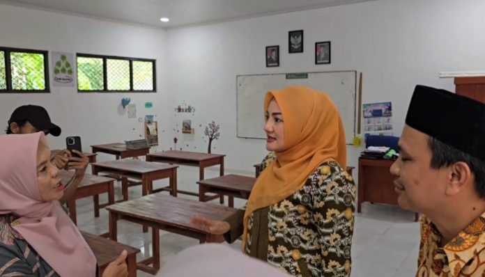 Anggota Komisi X DPR RI, Adde Rosi Khoerunnisa, meninjau langsung progres program revitalisasi sekolah di Kabupaten Pandeglang.