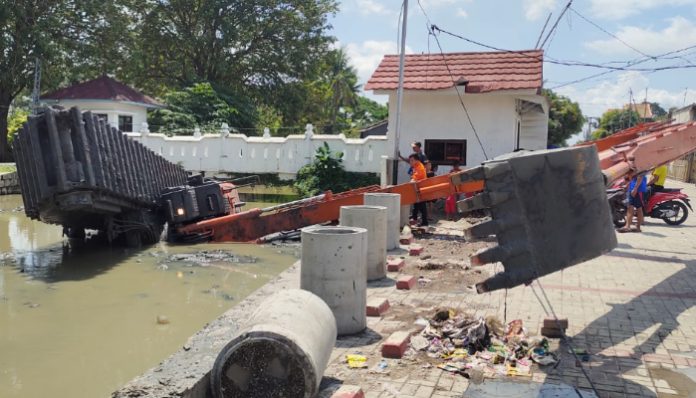 Alat Berat Terguling Di Depan Vihara Avalokitesvara Saat Normalisasi Sungai