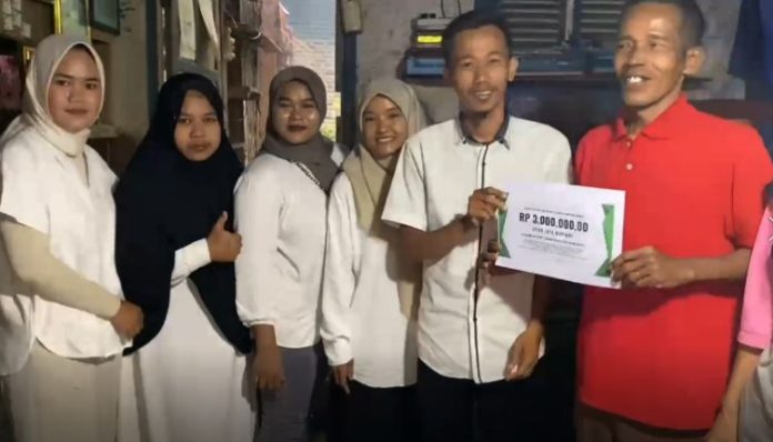 Alumni SMPN 2 Cibadak Berikan Bantuan untuk Cacang, Honorer yang Hidup dalam Keterbatasan. (Foto: Bantentv.com)