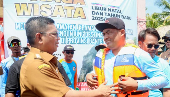Gubernur Banten Andra Soni saat melakukan pemantauan Siaga Wisata Nataru di Pantai Florida, Kecamatan Cinangka, Kabupaten Serang. (Foto: Dok. Adpim Banten)