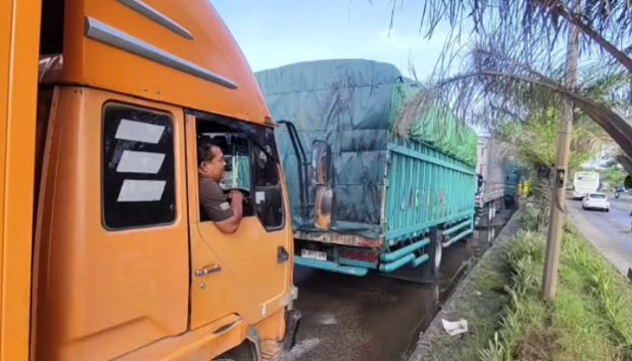 Antrean sopir truk di Pelabuhan Ciwandan Kota Cilegon