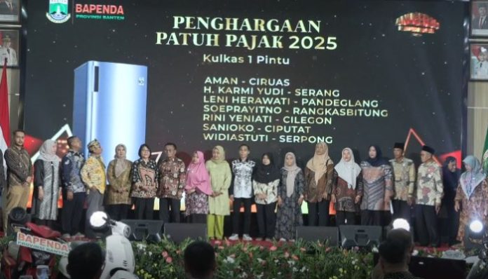 Pemprov Banten memberikan penghargaan kepada Patuh Pajak 2025. (Foto: Bantentv.com)