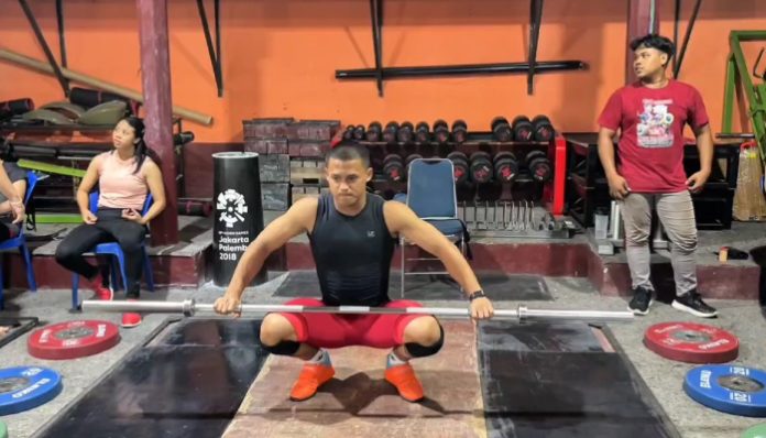 Atlet angkat besi Rizki Juniansyah menjalani latihan teknik angkatan di sasana