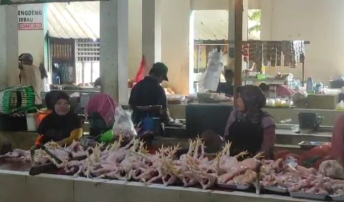 Pedagang Pasar Blok F Cilegon mengeluhkan kenaikan harga ayam (Bantentv.com/ Ali)