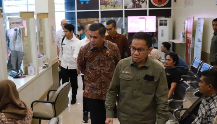 Kepala Kanwil BPN Provinsi Banten Harison Mocodompis meninjau langsung layanan pertanahan di salah satu kantor pertanahan, memastikan pelayanan publik berjalan optimal hingga akhir 2025. (Foto: Humas BPN Banten)