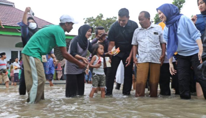 Bupati Serang Ratu Rachmatuzakiyah meninjau langsung banjir yang merendam sekitar 250 rumah warga di kecamatan Cinangka. (Foto: Istimewa)