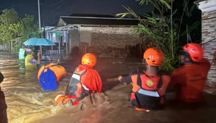 Petugas BPBD Kabupaten Serang dan Tim Gabungan tengah mengevakuasi warga korban kebanjiran. (Foto: Bantentv.com)