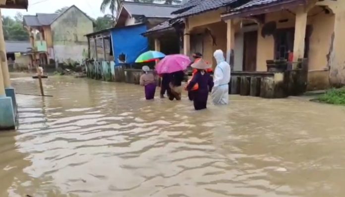 Petugas BPBD Pandeglang Evakuasi Warga Korban Banjir Patia. (Foto: Bantentv.com)