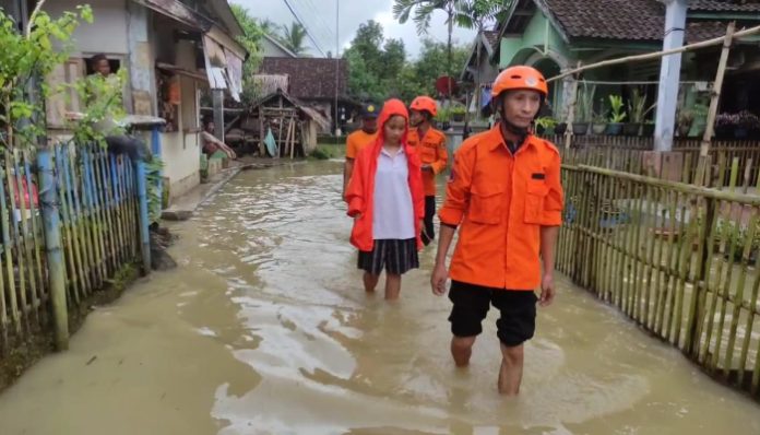Kondisi banjir di Kecamatan Patia, Kabupaten Pandeglang, mulai surut, Minggu Petang. (Foto: Bantentv.com)