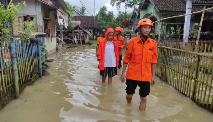 Air Mulai Surut di Patia Pandeglang, Akses Jalan Desa Masih Tergenang