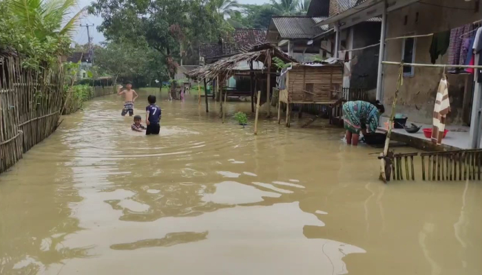Kondisi banjir di Kecamatan Patia, Kabupaten Pandeglang, mulai surut, Minggu Petang. (Foto: Bantentv.com)