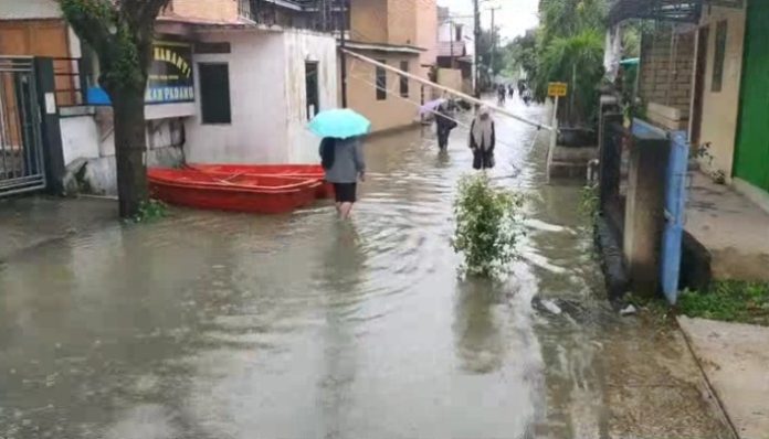 Perumahan Untirta terendam banjir mencapai setinggi betis orang dewasa. (Foto: Bantentv.com)