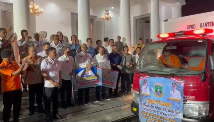 Sekda Banten Deden Apriandhi melepas secara resmi Bantuan Kemanusiaan untuk bencana Sumatra, di Gedung Negara, Kota Serang, Rabu malam, 3 Desember 2025.