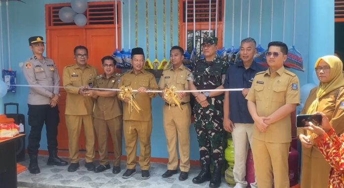 Wakil Bupati Serang Muhammad Najib Hamas meresmikan Warung Badan Usaha Milik Desa (BUMDes) di Desa Kopo pada Selasa, 2 Desember 2025 (Bantentv.com/ Riki)