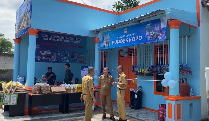 Wakil Bupati Serang Muhammad Najib Hamas meresmikan Warung Badan Usaha Milik Desa (BUMDes) di Desa Kopo pada Selasa, 2 Desember 2025 (Bantentv.com/ Riki)