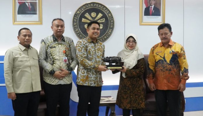 Bupati Pandeglang Dewi sSetiani saat melakukan kunker ke Kemen P2MI
