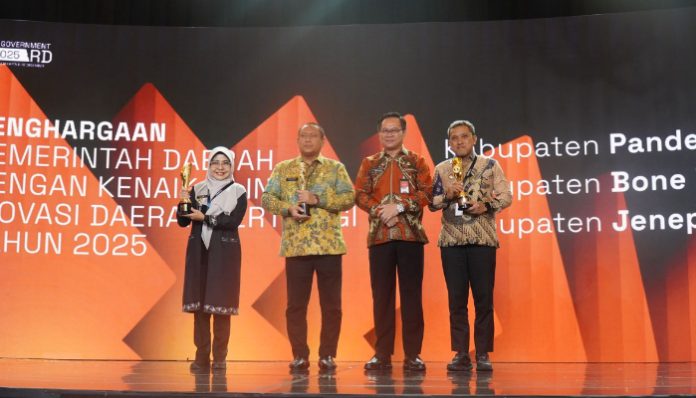 Bupati Pandehlang Dewi Setiani saat menerima penghargaan