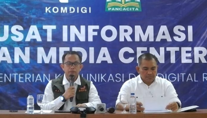 Abdul Muhari (kiri) menjelaskan hasil sinkronisasi ulang data korban bencana Sumatra. (Foto: Istimewa)