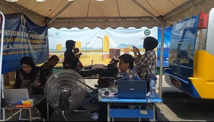 Disdukcapil Kabupaten Lebak terus memperluas layanan Identitas Kependudukan Digital (IKD) dengan membuka stand pelayanan di Alun-alun Rangkasbitung. (Foto: Bantentv.com)