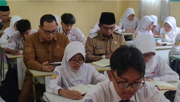 Wali Kota Serang Budi Rustandi, didampingi Kepala Dinas Pendidikan dan Kebudayaan Kota Serang Ahmad Nuri, pada Senin pagi, 15 Desember 2025, meninjau pelaksanaan Program Serang Mengaji di SMP Negeri 1 Kota Serang.