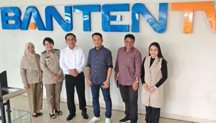 Kakanwil Banten, Harison Mocodompis Beserta jajaran foto bersama di Banten TV (Bantentv.com)