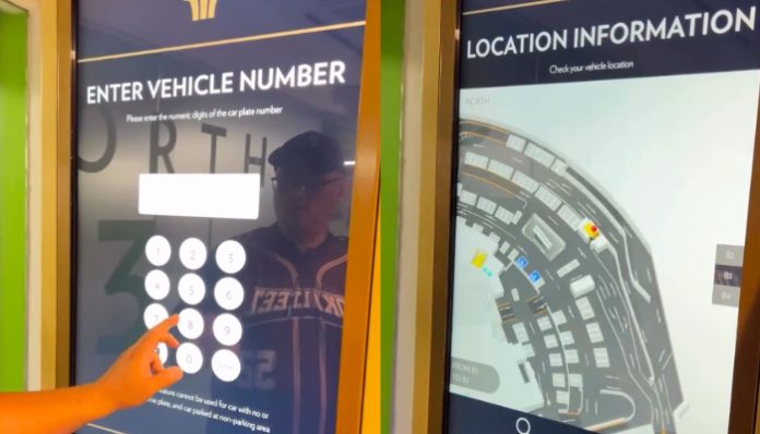 “Find My Vehicle” mesin berteknologi tinggi pencari kendaraan yang ada di Marina Bay Sands, Singapura (Instagram/@zarinayu_cocodamia)