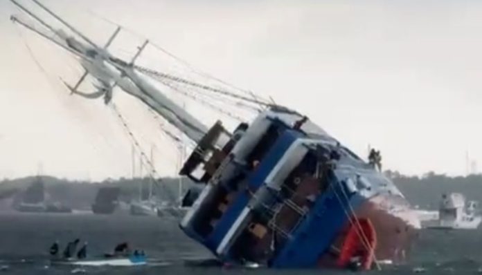 Detik detik kapal pinisi Sharandy of De Seas Tenggelam di Perairan Serangan, Denpasar Bali (Foto: Tangkapan layar Tiktok/ yuvand21998)