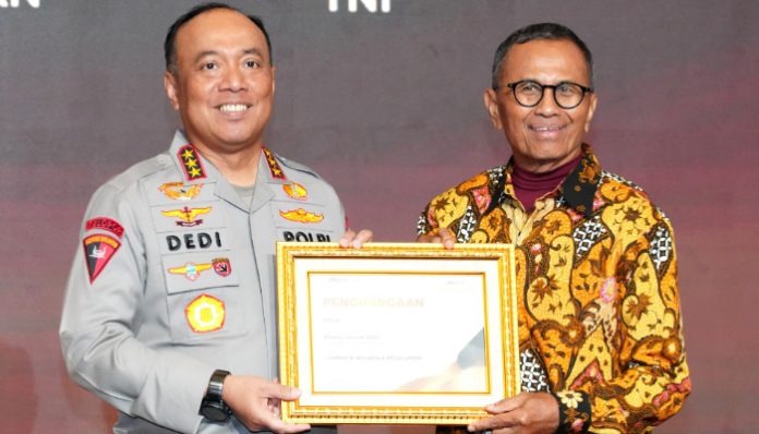 Wakapolri Komjen Pol Prof. Dr. H. Dedi Prasetyo, S.H., M.Hum., M.Si., M.M. menerima penghargaan Disway Award 2025 (Humas Polri)
