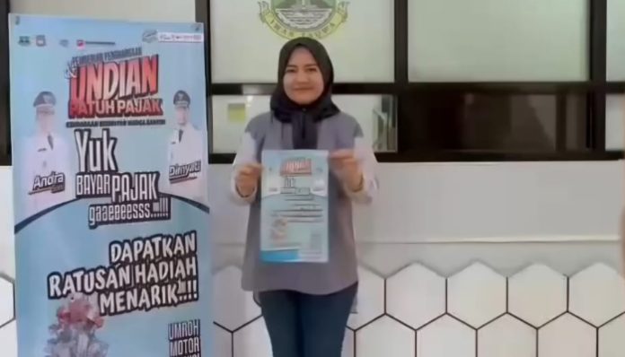 Samsat Pandeglang menyiapkan hadiah untuk pembayar pajak tepat waktu (Bantentv.com/ Rangga)