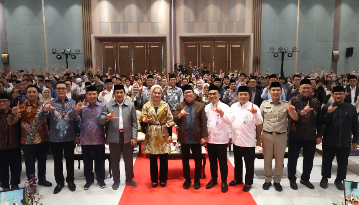 OJK bersama Pemerintah Provinsi DKI Jakarta, Kementerian Agama, dan Lembaga Jasa Keuangan (LJK) saat meresmikan pembentukan Ekosistem Pusat Inklusi Keuangan Syariah (EPIKS) di Pondok Pesantren Minhaajurrosyidiin, Jakarta Timur