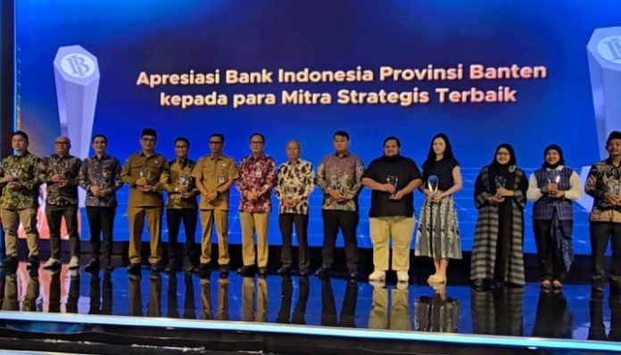 Foto bersama saat usai penyerahan pemberian apresiasi kepada mitra strategis terbaik BI pada acara Forum Ekonomi Banten 2025 (Bantentv.com/ Rangga)