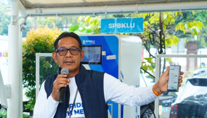 General Manager PLN UID Jakarta Raya, Moch. Andy Adchaminoerdin, membagikan tips praktis pengisian daya motor listrik di SPKLU R2.