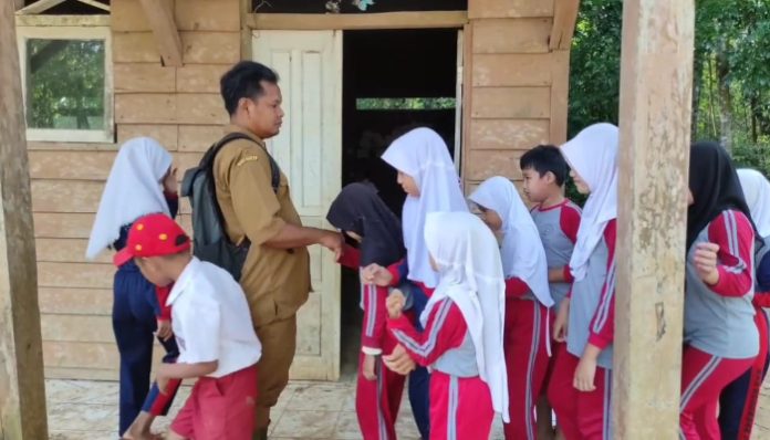 Guru Armani Bertahan 13 Tahun Mengajar di Pelosok Pandeglang