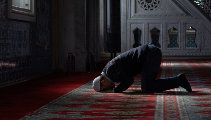 Ilustrasi seseorang sedang melaksanakan salat (Getty Images)