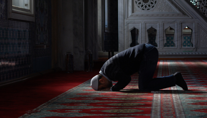 Ilustrasi seseorang sedang melaksanakan salat (Getty Images)