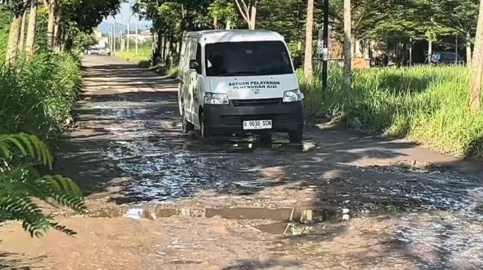 Kondisi  jalan poros antar kelurahan di Cipocok Jaya yang rusak parah (Bantentv.com/ Jaya)