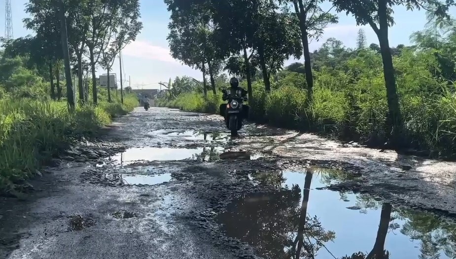 Kondisi jalan poros antar kelurahan di Cipocok Jaya yang rusak parah (Bantentv.com/ Jaya)