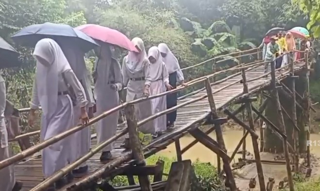 Jembatan Miring, Akses Vital Warga Cikeusik Nyaris Ambruk