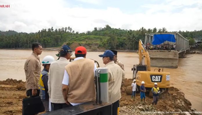 Presiden Prabowo Tinjau Jembatan Bailey di Bireuen, Minggu (7/12). (Foto: Tangkapan layar YouTube/Sekretariat Presiden)