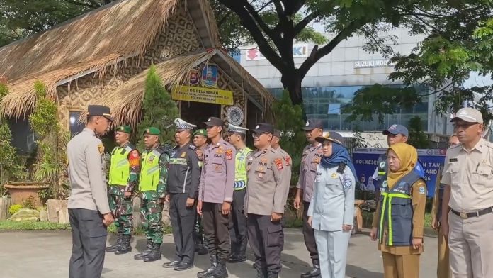 Personel gabungan bersiaga di Pos Pelayanan Kawasan Industri Modern Cikande selama libur Natal dan Tahun Baru 2025 (Bantentv.com/ Imron)