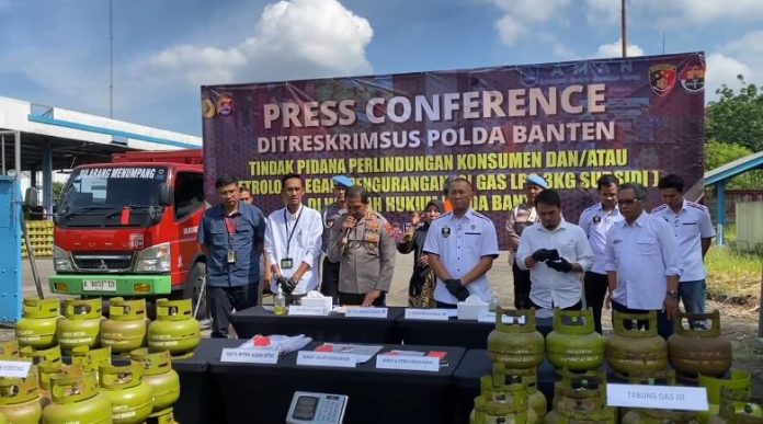 Polda Banten membongkar praktik kecurangan pengisian tabung LPG 3 kilogram bersubsidi di Kota Serang. (Foto: Bantentv.com)