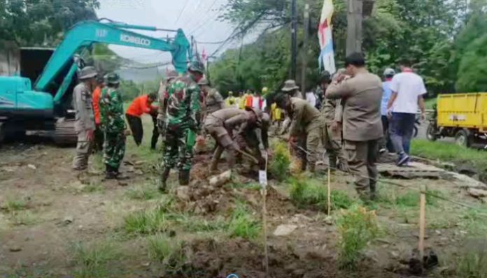 Kodim 0623/Cilegon bersama Pemerintah Kota Cilegon menggelar aksi penanaman 1.500 pohon di sepanjang Jalan Industri Cilegon–Anyer. (Foto: Bantentv.com)