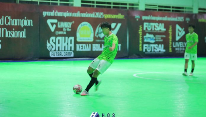 M. Ibnu Alan saat menendang bola dilapangan futsal