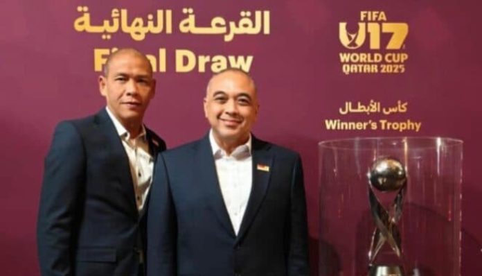 Manager dan Pelatih Timnas Indonesia U-17, Ahmed Zaki Iskandar (kanan) dan Nova Arianto (kiri), berfoto di depan trofi Piala Dunia U-17, Qatar 2025.